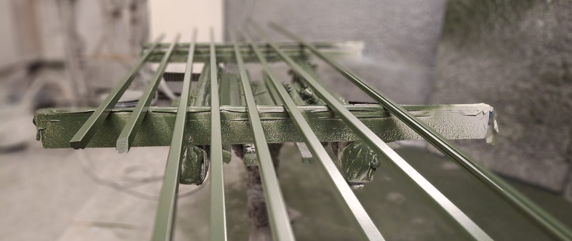 Friskmalede metaldele