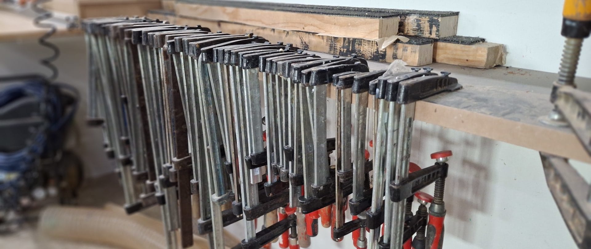 Et stort antal klemmer hænger på en tavle