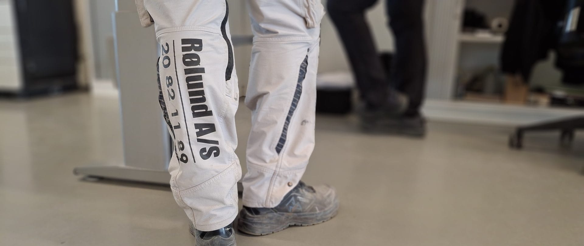 Hvide bukser med Rolund-logo