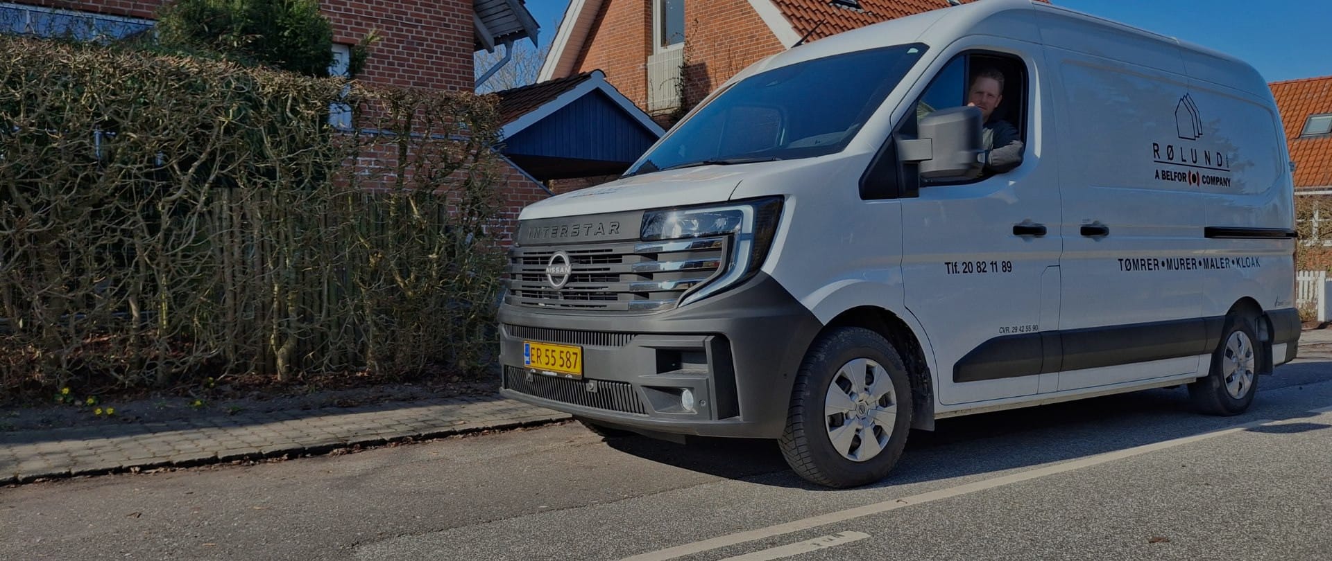 Rolund Transporter står ved vejkanten