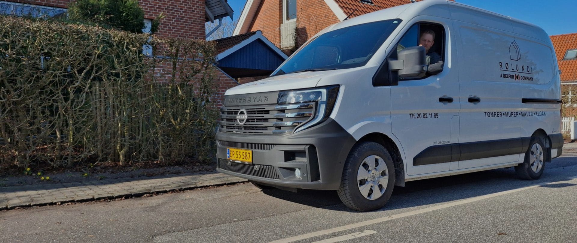 Rolund Transporter står ved vejkanten