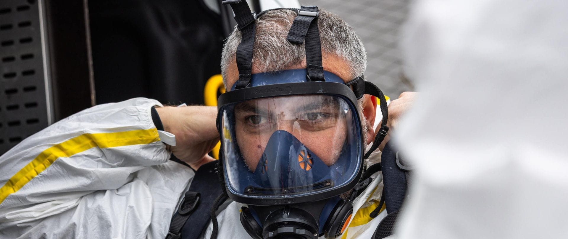 medarbejder klædt i udstyr til asbestarbejde