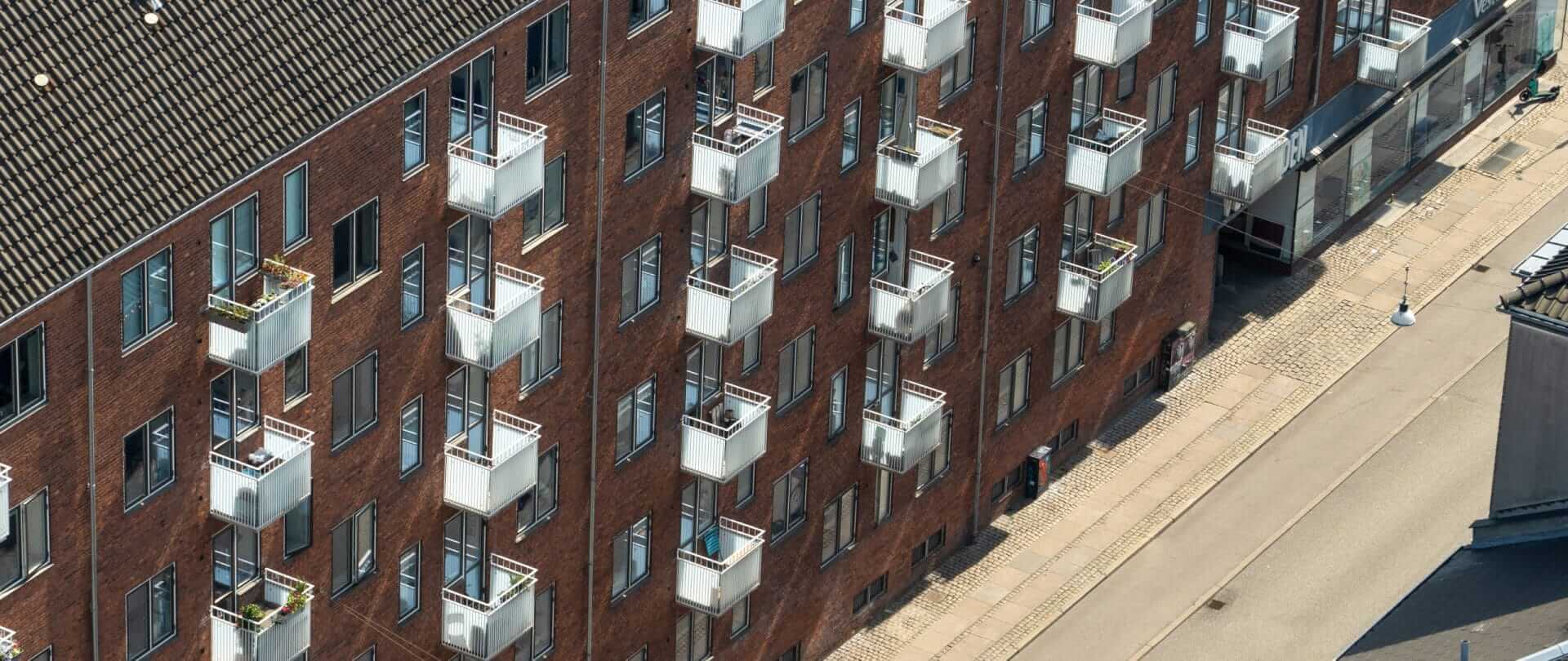 Flerfamiliehus og en gade